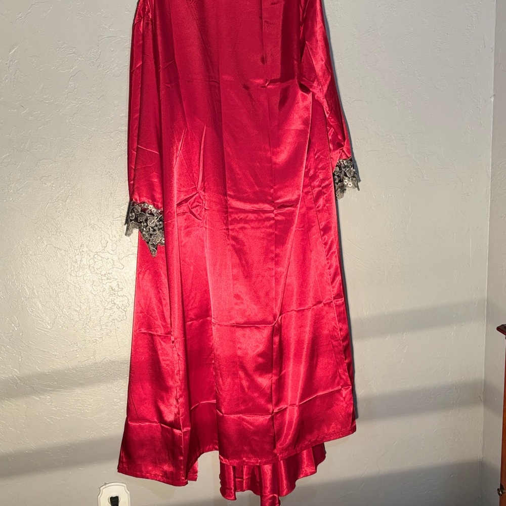 Luxurious Red Satin Robe with Tie Closure - Picture 3 of 6